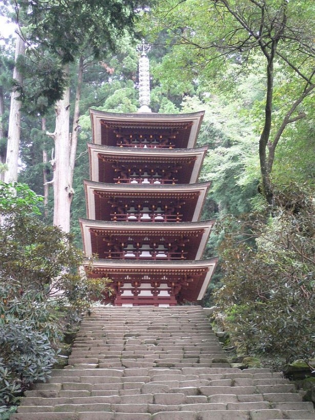 五重塔をはじめとした室生寺のお堂を、僧侶の案内で拝観