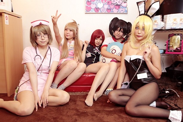 【写真を見る】ナースやバニーガールなどセクシー衣装を着こなす5人の美人コスプレイヤー