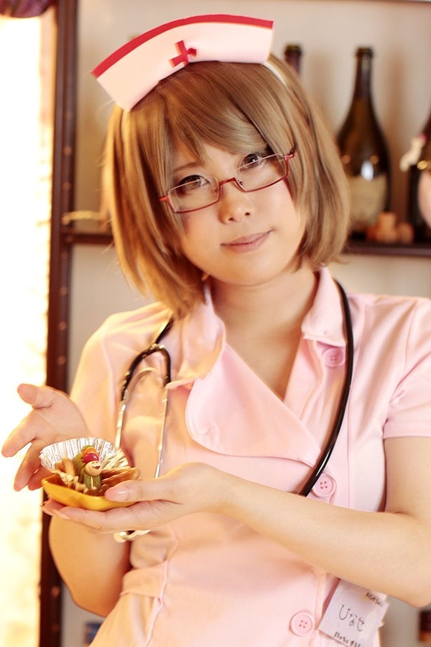 ナースの衣装を着こなすひなせさん