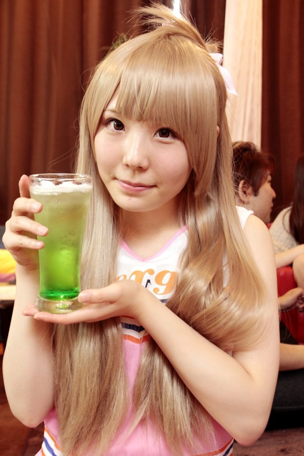 しらたまさんをイメージしたソーダは色鮮やかなグリーン