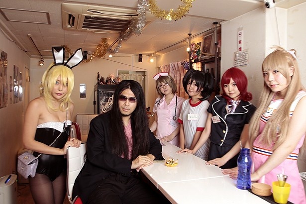 記者と5人の美人コスプレイヤー