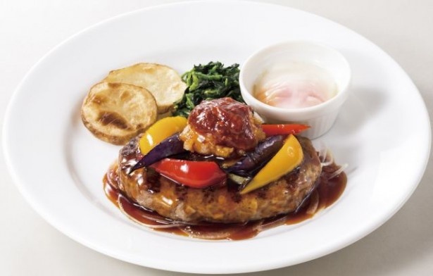 【写真を見る】夏にぴったり！ピリ辛スタミナ系ハンバーグ「焼肉風！夏野菜とピリ辛おろしの大麦牛100％ハンバーグ」(1239円)
