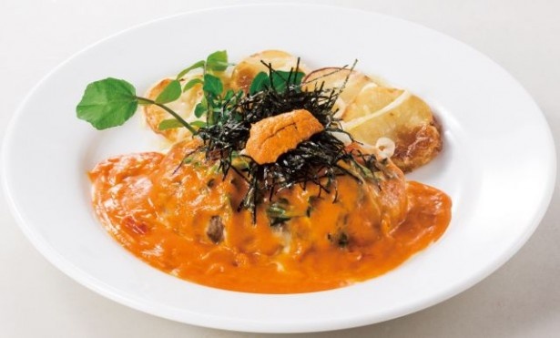 ウニとハンバーグの相性が抜群！「ウニとほうれん草の大麦牛100％ハンバーグ」(1399円)はトマトやアンチョビを加えた濃厚ウニソースでハンバーグや白米、パンにもよく合う仕上がりに