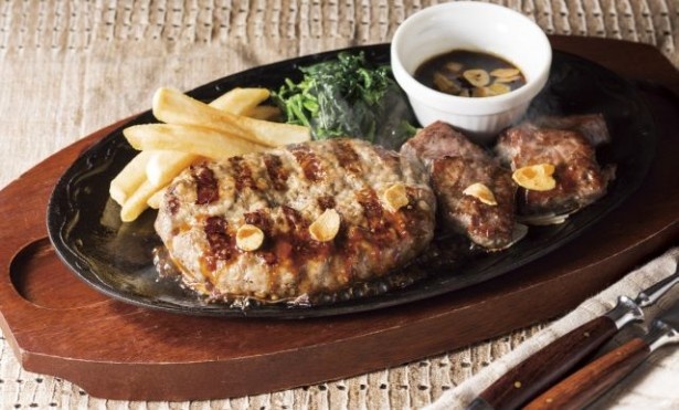 ガッツリ食べたい人におすすめ！ハンバーグと肉の盛り合わせでボリューム満点の「ビーフ＆大麦牛100％ハンバーグ」(1549円)