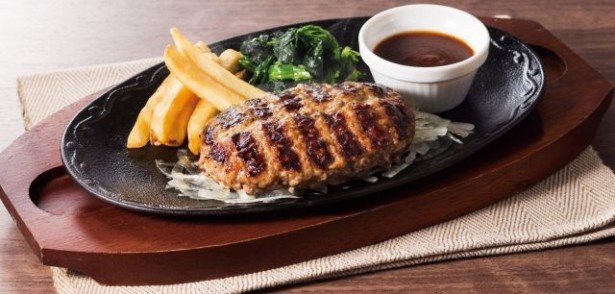 濃厚デミグラスソースと肉汁のハーモニーが楽しめる「大麦牛100％ハンバーグ～デミグラスソース」(1048円)