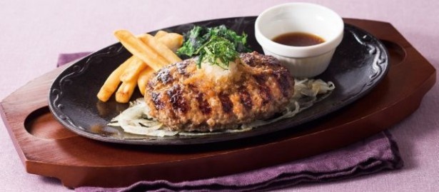 おろしソースと爽やかな大葉でさっぱりと味わえる「大麦牛100％ハンバーグ～おろしソース」(1131円)