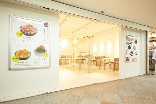店内はホワイトとシルバーで統一され、白銀の世界を表現