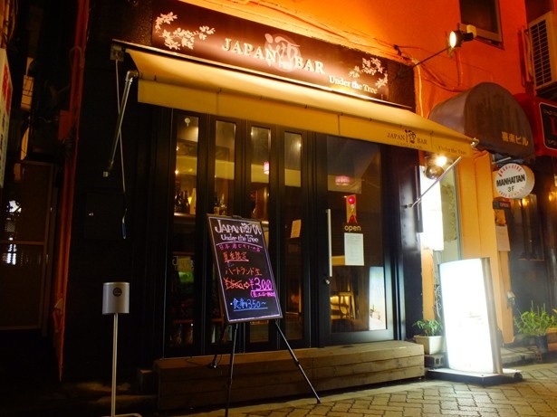 【写真を見る】夜開店と同時に人々が集まりだす店先