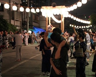 伝統ある佃の盆踊りで江戸情緒を感じる