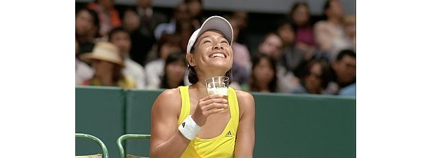 クルム伊達公子さんが登場する「テニスコート篇」