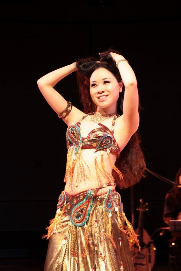 毎週土曜日はプロベリーダンサーNAOKOを中心とした「Naeema Oriental dance」によるベリーダンスショーが開催