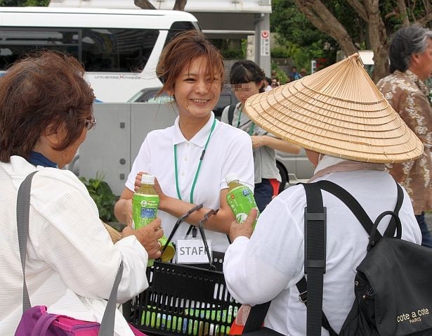 【写真を見る】那覇市内の国際通り近くでサンプリングを実施
