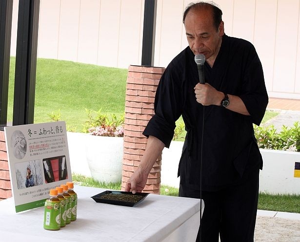 福寿園の茶匠、谷口良三さんは「“夏味”はスイスイ、ゴクゴク飲めますよ」と解説