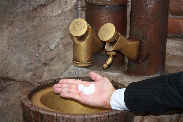 ボタンを押すと泡が出てくる仕掛け