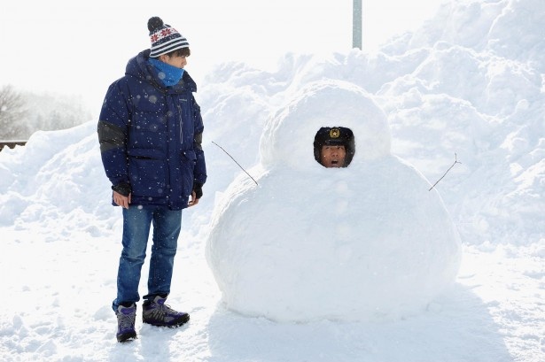 【写真を見る】“リーダー”として親しまれる森崎博之。彼が演じる小森巡査は、なぜか雪だるまの中に!?