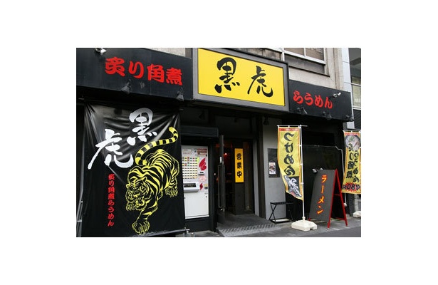 【炙り角煮らうめん 黒虎】赤、黒、黄色を効果的に配し、昭和通りで一際目立つ存在に。男気あふれる外観だが、店内はブラウンを基調としたウッディな雰囲気