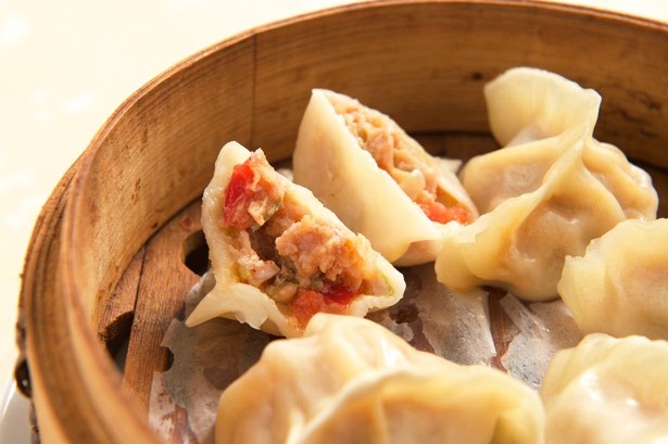 一味玲玲 新橋本店では、旨味が引き立つトマトの餃子も用意