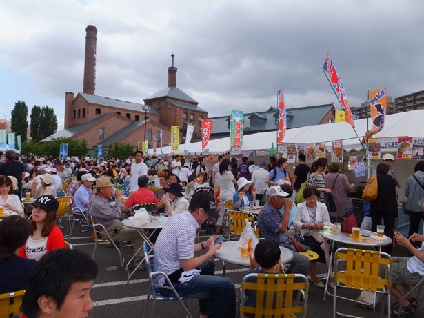 【写真を見る】2014年の会場の様子。ビールが進む、道内各地の味覚も勢ぞろい！