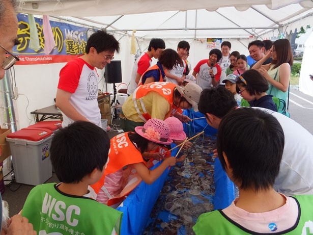 子供に大人気！豊浦町の人気イベント「世界ホタテ釣り選手権」の体験コーナー