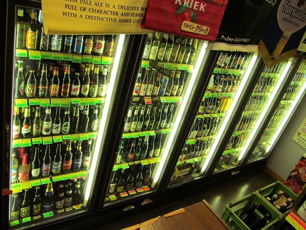 【写真を見る】普段はお目にかかれない海外のビールが並ぶ