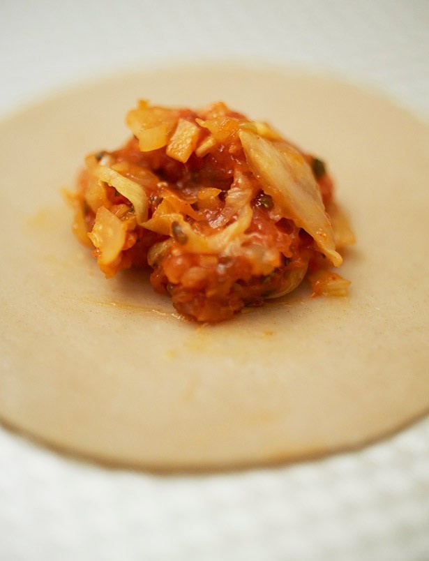 按田餃子の「水餃子(鶏 白菜と生姜)」(450円)。餡には国産の肉と塩漬けの野菜を使用