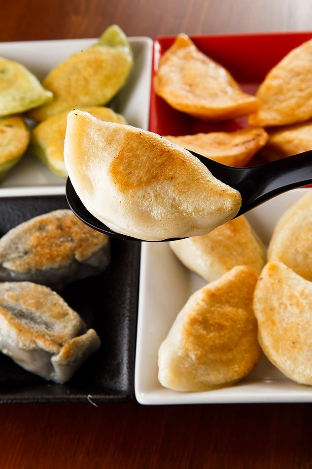 PAIRONの餃子は、シンプルさが生む食べ飽きないうまさ。時計回りに「白龍餃子」(390円)「黒龍」(390円)「青龍餃子」(390円)「レッドドラ ゴン」(390円)