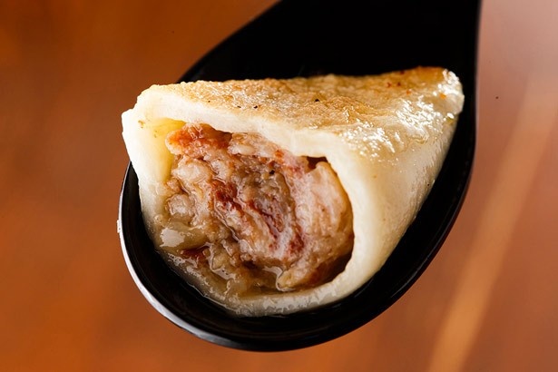 PAIRONの定番「白龍餃子」(390円)は、豚肉とシナモンのみのシンプルな具材