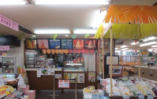 【写真を見る】ホットドックやコロッケなどのワンハンドフードを販売しているスナックコーナー「仲見世通り」