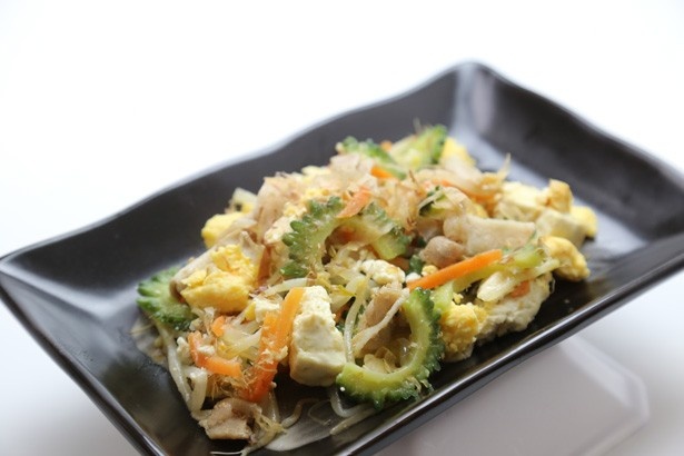 夏の暑い時期には「島豆腐入りゴーヤチャンプルー」（￥328）と冷たいビールでグイッと！