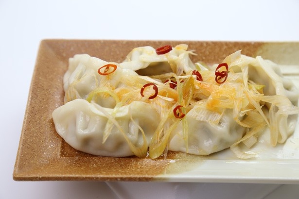 「ピリ辛水餃子」（￥298）の辛さでついついお酒もすすんじゃう！