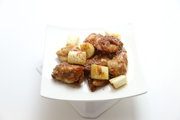 定番だが外せない「おつまみ焼き鳥」（￥210）は、鶏もも肉とねぎをオリジナルのタレに絡め、香ばしく焼き上げられている