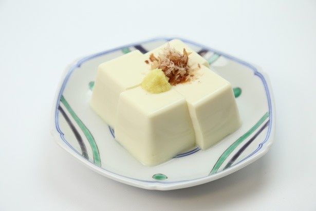 「冷やっこセット」（￥141）は国産大豆でやわらかくなめらかに仕上がった絹豆腐。沖縄のにがりが大豆の甘さを引き立てて日本酒にもピッタリ