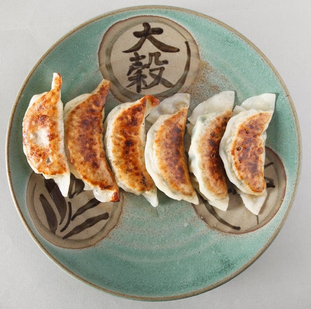 大穀が提供する「餃子」(550円)は、手で包む専門店の味。干し貝柱などの奥深い旨味が、味噌とマッチ