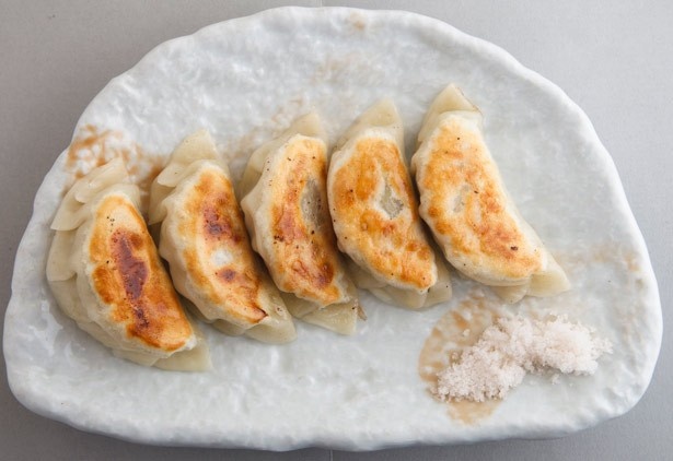 あぶ家の「三元豚の手包み餃子」(432円)。野菜は包む前に加熱して甘味を引き出し、どんこ粉やたまり醤油をプラス