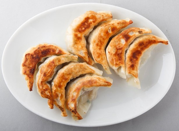 四季煲坊の餃子は、干しエビや干しシイタケが隠し味。山クラゲのコリコリした食感も楽しい