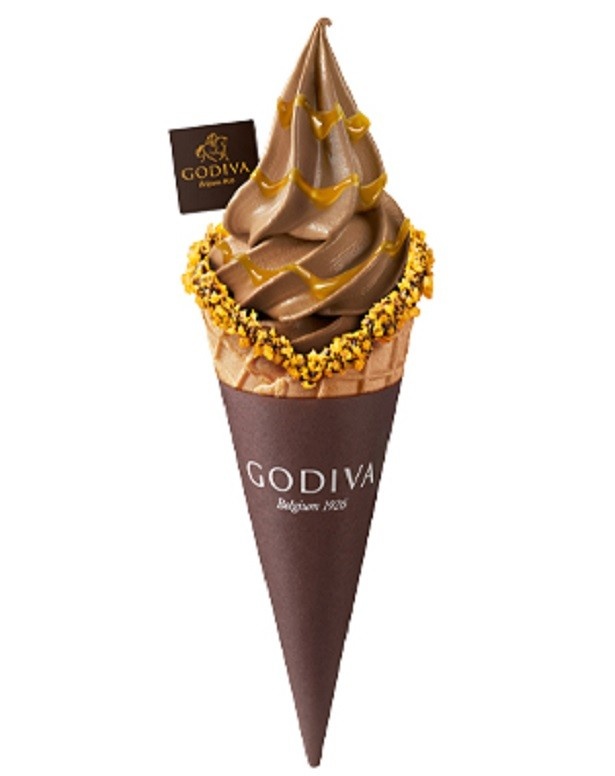 ｢ゴディバ ソフトクリーム ダブルチョコレート バナナ＆マンゴー｣(500円)。バナナソースとチョコレートの深みのあるコクが、なめらかな口どけ