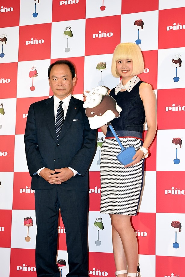 庄野さんと広告キャラクターを務める泉はるさんの2ショット