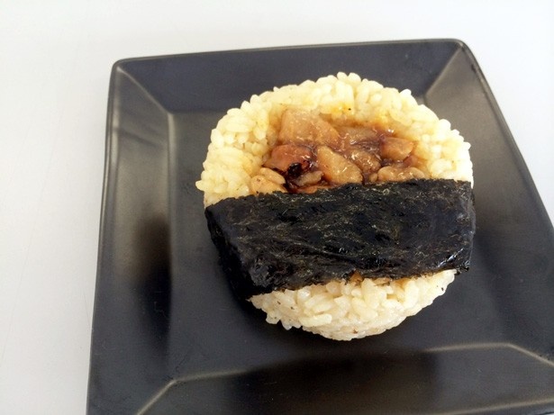 中央にたっぷりと入った鶏チャーシューがご飯との相性抜群の「鶏喰監修　おにぎり 鶏チャーシュー」(￥150)！