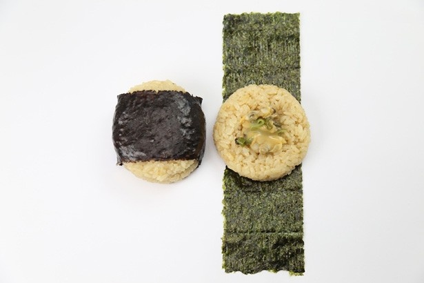 「鶏喰監修にぎり飯あさりごはん」(￥145)は食べやすいおにぎりタイプ！