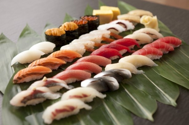 旬の食材を使った京会席と日本各地の銘酒が楽しめる日本料理「さくら」。寿司オーダーバイキングは大好評企画