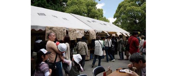 護国神社で行われる青空カフェ