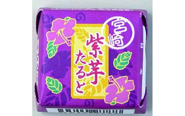 チロルチョコにもご当地モノが。｢チロルチョコ 紫芋タルト｣は、宮崎県産の紫イモを使用(32円)
