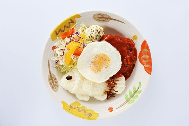 「クマノミロコモコ」（860円）など、食べるのがもったいないほど、カナロアカフェにはかわいいメニューがそろう。展示イベントに合わせた期間限定メニューも豊富