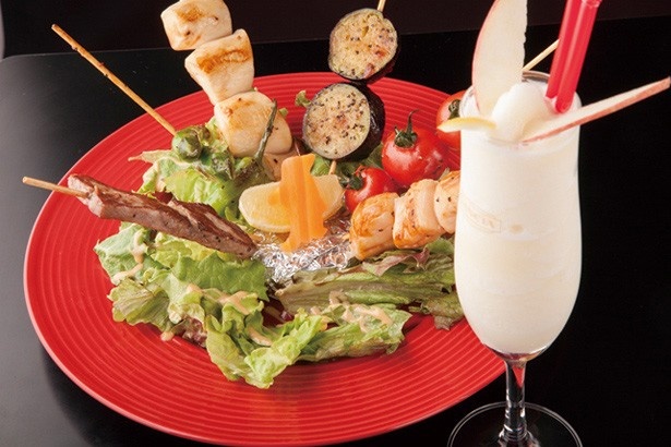 ペンギンのいるBARの料理「鉄板串プレート」（1080円）や「フローズンカクテル」（1080円）には“隠れペンギン”が