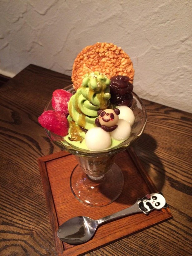 【写真を見る】パンダ白玉がちょこんとのった「ぱんだパフェ」(900円)