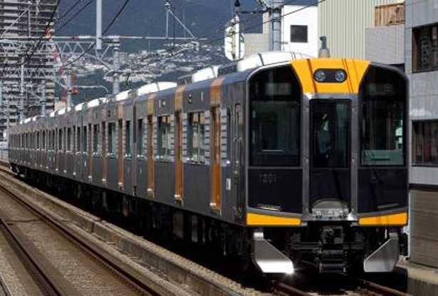 大阪市内と神戸エリアを結ぶ阪神電車。甲子園球場も沿線駅だ