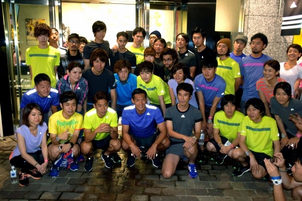 【写真を見る】ファンと皇居ランを行った香川選手、1日店長を務めた槙野選手と参加者全員で記念撮影