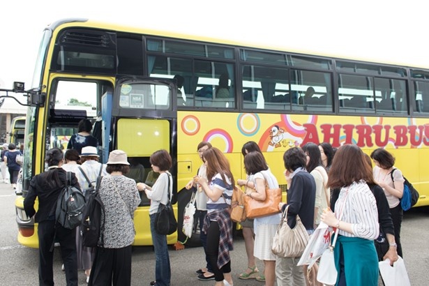 「アヒルバス」に乗り込むツアー参加者