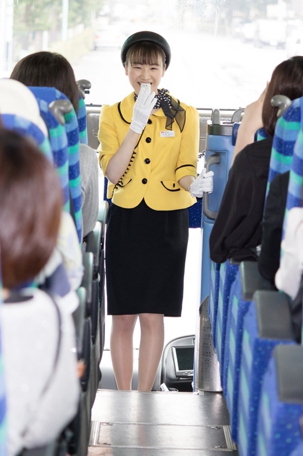 秋月成美の立ち姿やマイクの持ち方は、まさにバスガイドそのもの