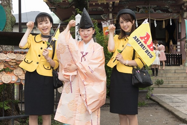 今戸神社の神主(写真中央)と記念撮影する秋月成美(写真左)と柳ゆり菜(写真右)